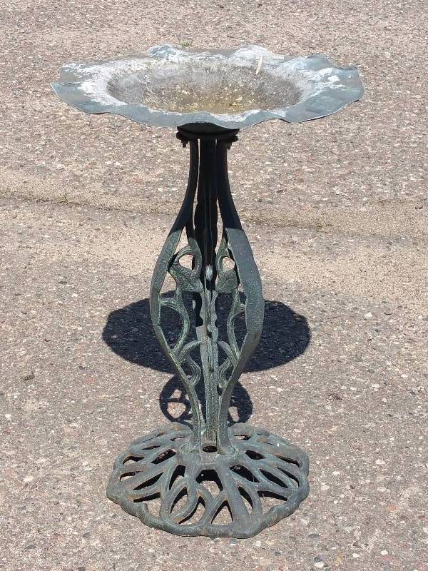 lot 20 image: Cast Iron Bird Bath