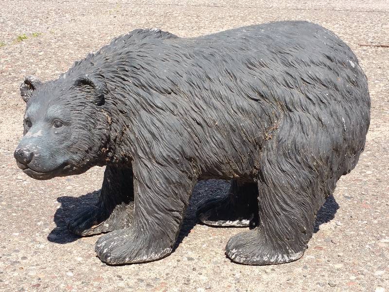 lot 21 image: Outdoor Bear Dcor