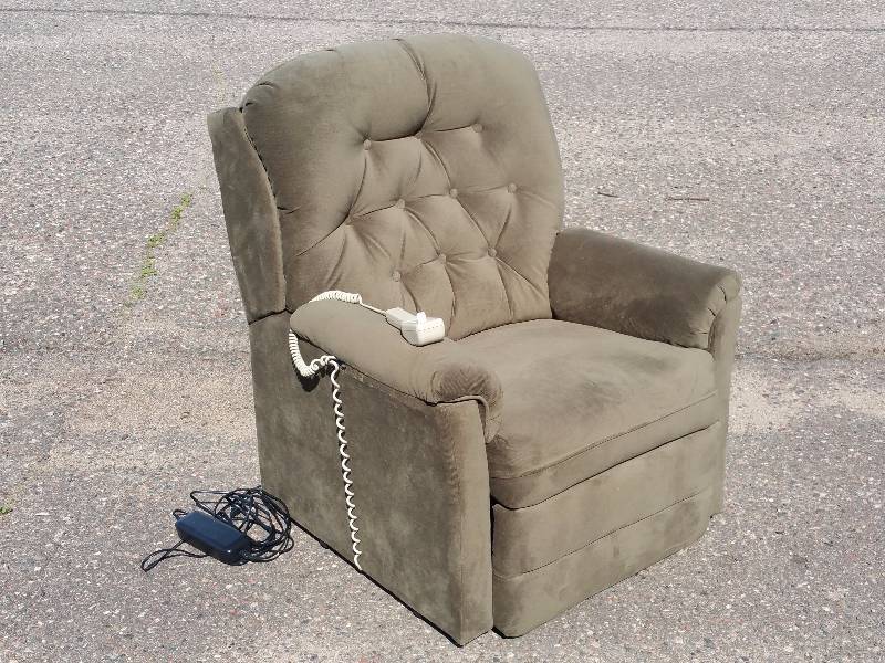 lot 3 image: Lift Chair - Recently Purchased Like New