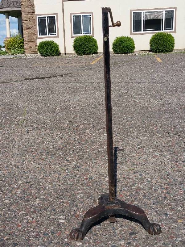 lot 46 image: Antique Board of Education Easel Stand - Claw Footed
