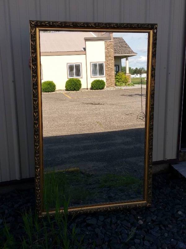 lot 47 image: Large Gold Gilded Mirror