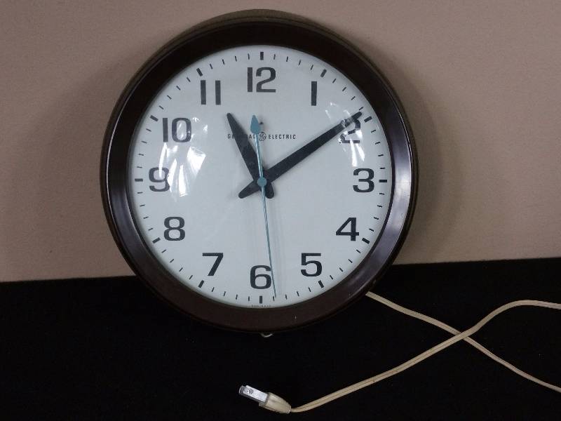 lot 83 image: Vintage General Electric Wall Clock