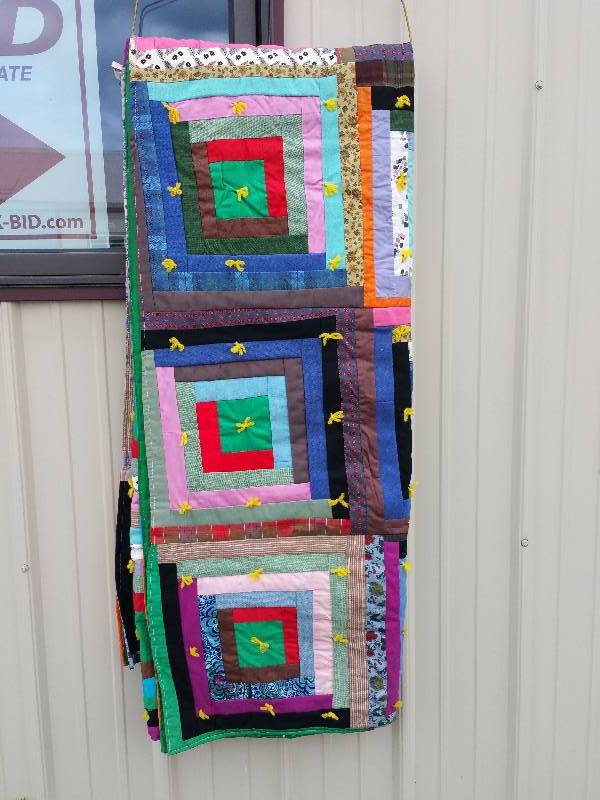 lot 123 image: Handmade Quilt