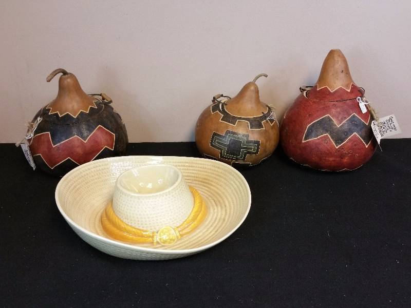 lot 179 image: Metlox Chipdip Bowl & Carved Gourds