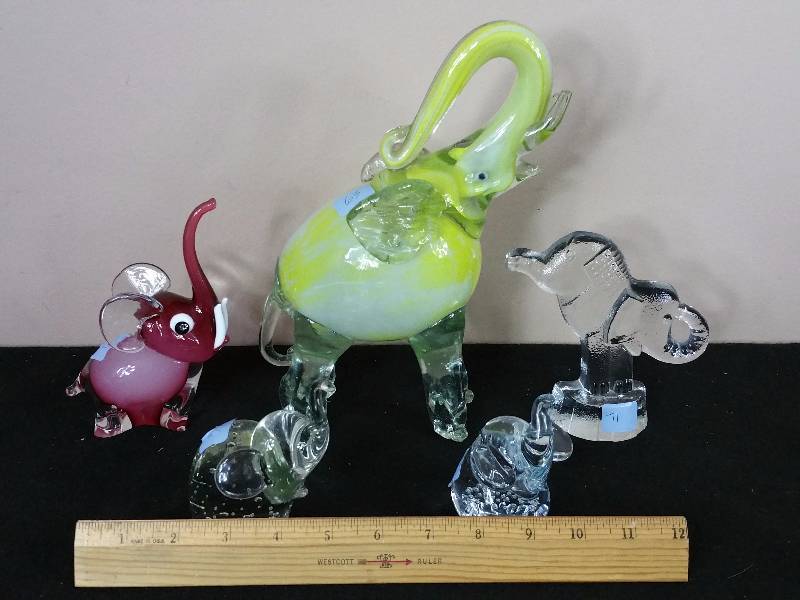 lot 187 image: Murano Art Glass Elephant  Other Glass Elephants