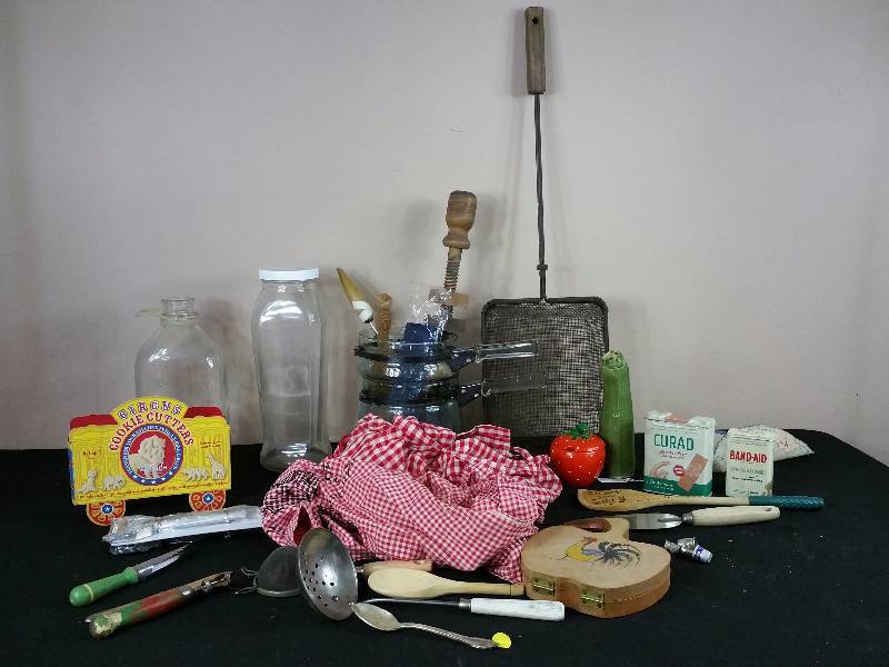 lot 198 image: Vintage Kitchen Lot