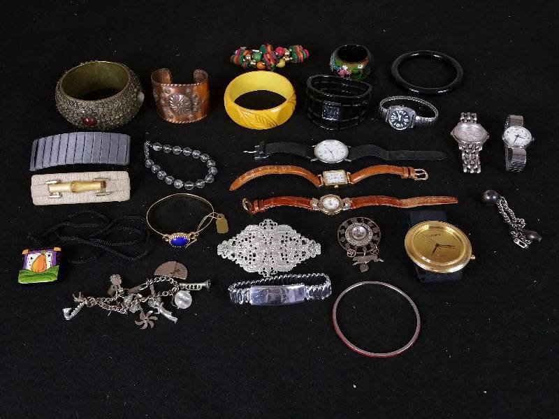 lot 207 image: Vintage Estate Jewelry