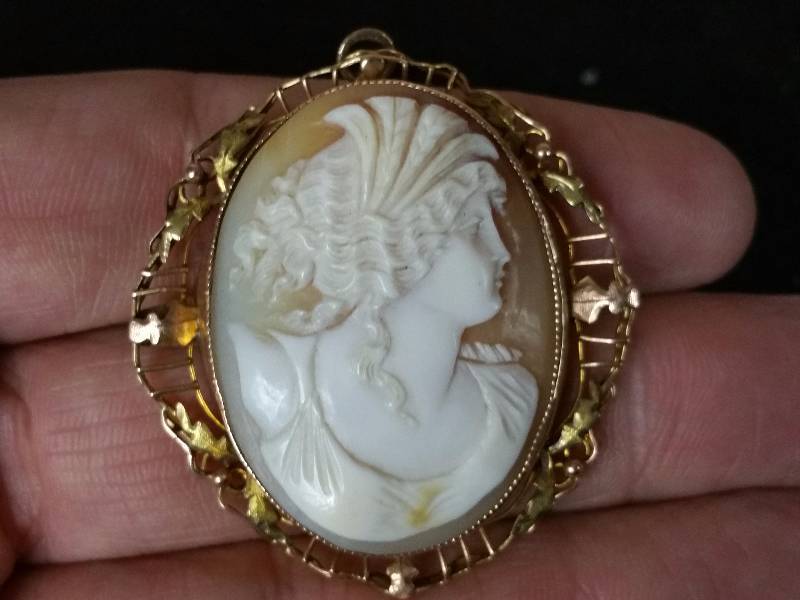 lot 208 image: Vintage Black Hills Gold () Shell Cameo