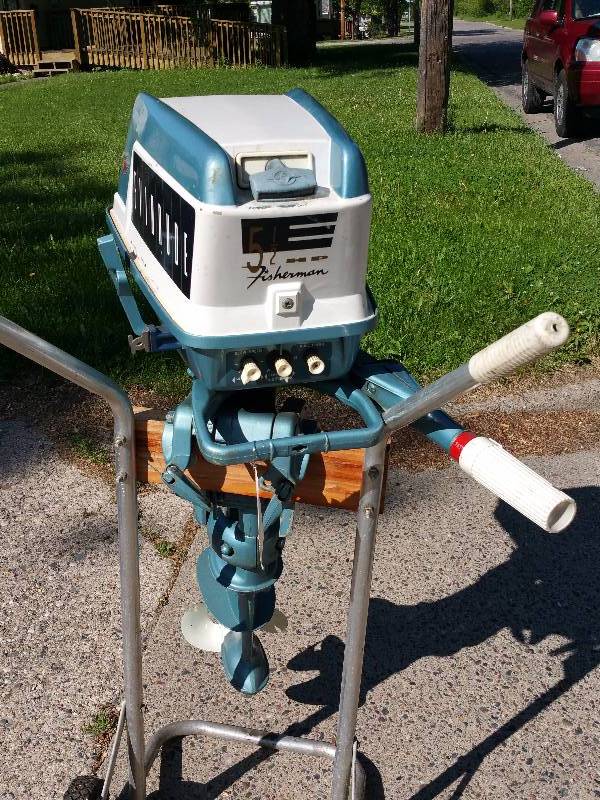 lot 4 image: 1959 Evinrude 5.5 HP Fisherman Boat Motor
