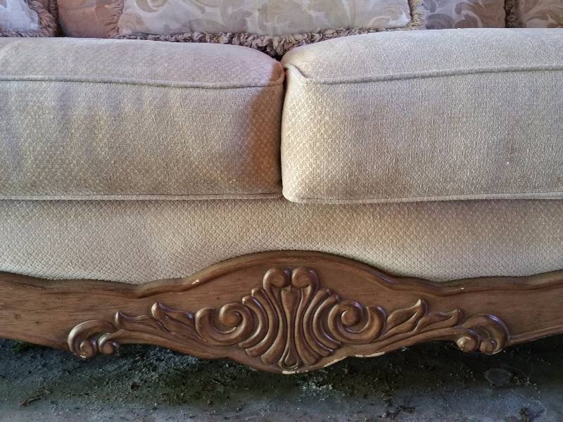 lot 222 image: Beautiful Italian Styled Pillow Back Couch
