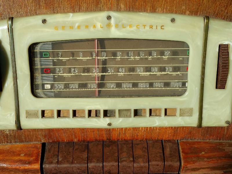 lot 223 image: Vintage General Electric Floor Radio