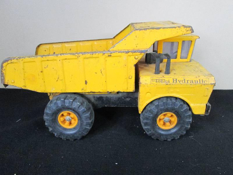 lot 64 image: Mighty Tonka Hydraulic Dump Truck