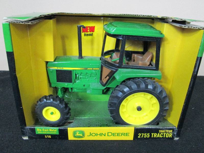 lot 67 image: Ertl 2755 John Deere Toy Tractor