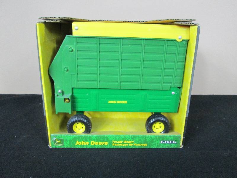 lot 68 image: Ertl John Deere Toy Forage Wagon