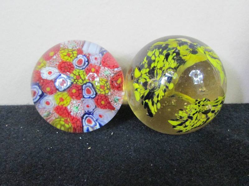 lot 119 image: Controlled Bubble & Millifori Paper Weights