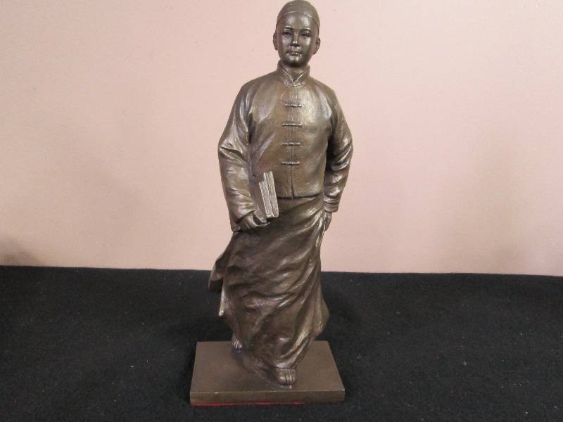 lot 164 image: Asian Scholar Figure