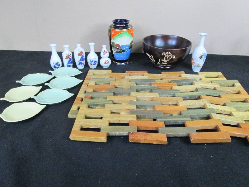 lot 165 image: Rice Bowl & Small Sake Bottles