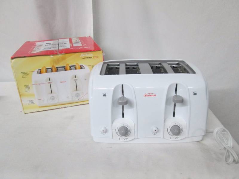 lot 39 image: Sunbeam 4-Slice Wide-Slot Toaster