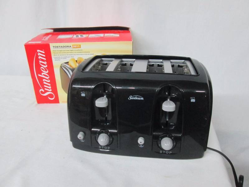 lot 40 image: Sunbeam 4-Slice Wide-Slot Toaster