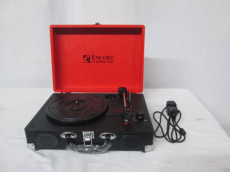 lot 22 image: Encore Technology Retro 3-Speed Turntable