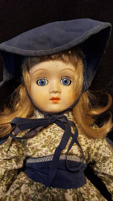 Lot of two Vintage porcelain dolls one blonde, one brunette