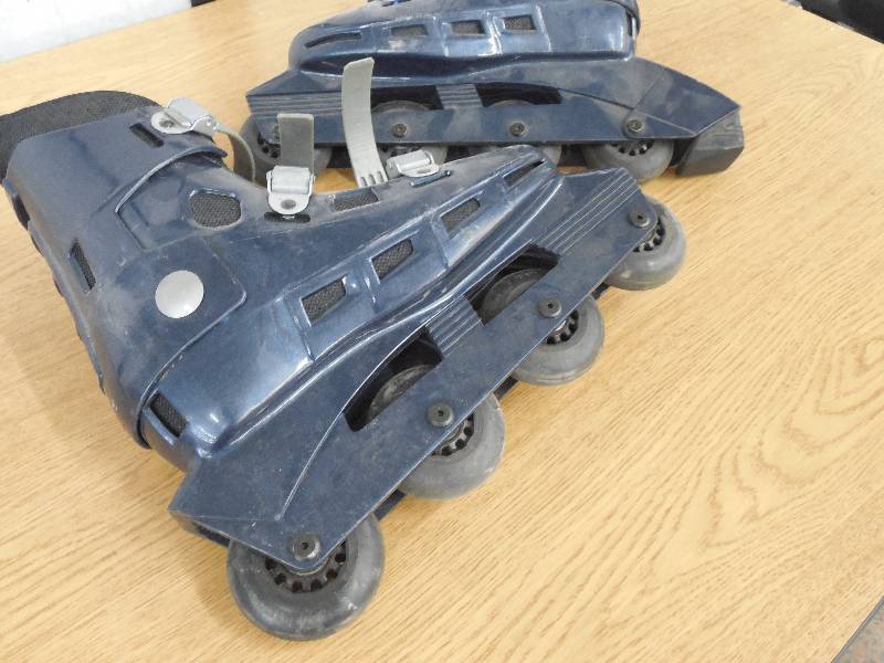 lot 23 image: ROLLER BLADES - SIZE 7