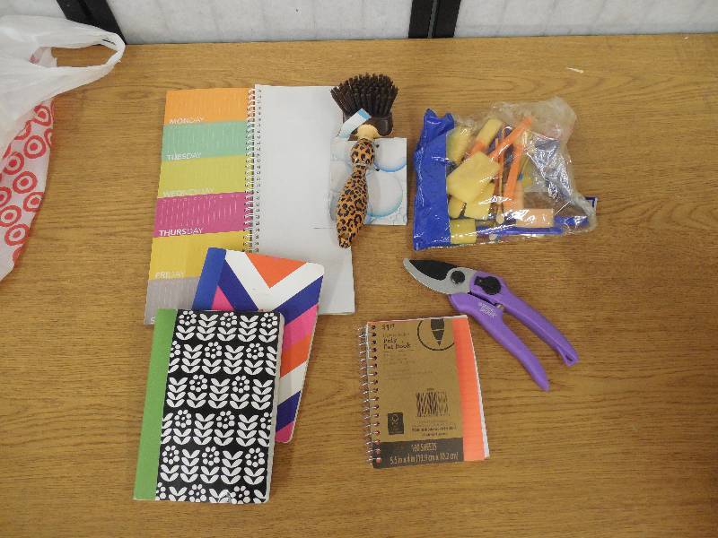 lot 43 image: HOUSEHOLD - ART - PAPER LOT