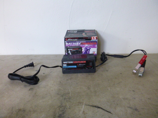 lot 7 image: Schumacher 1.5 Amp Trickle Charger