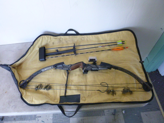 lot 25 image: Darton USA Compound Bow Trailmaster