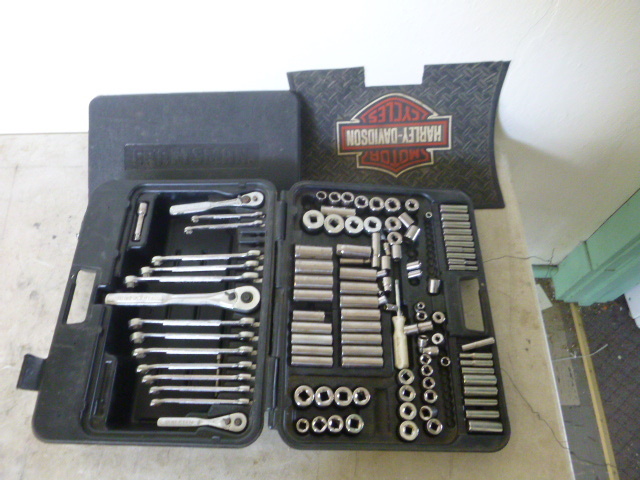 lot 32 image: Miscellaneous Craftsman Tools