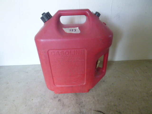 lot 38 image: Rubbermaid Gas Can
