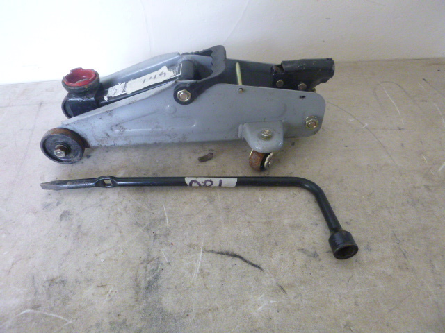 lot 40 image: Larin Floor Jack