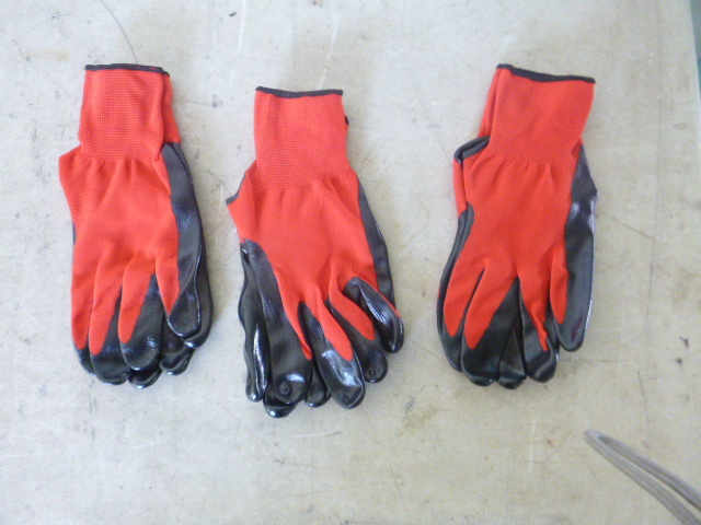 lot 75 image: 3 Pair of Grass Monkey Gloves