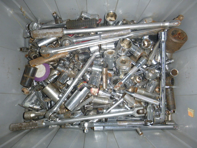lot 100 image: Large Lot of Sockets and Ratchets