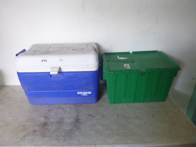 lot 115 image: Igloo Ultra Cold Cooler and Tote