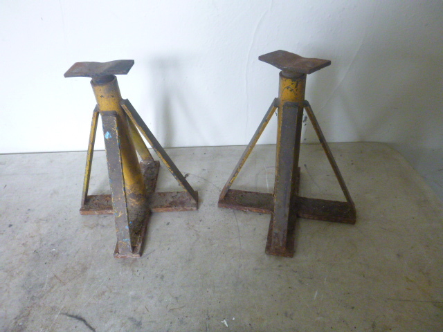 lot 118 image: 2 Jack Stands