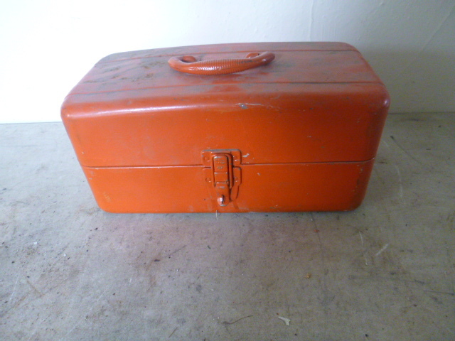 lot 121 image: Union Vintage Metal Toolbox