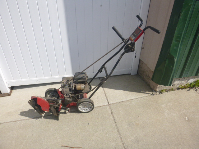 lot 128 image: Yard Machine 3.5 HP Edger