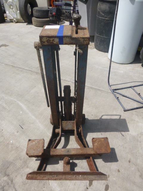 lot 137 image: Old Bumper Jack
