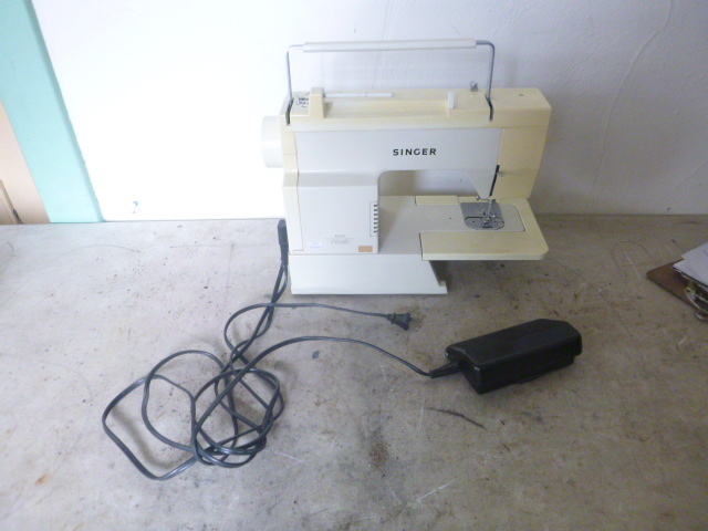 lot 157 image: Singer Sewing Machine