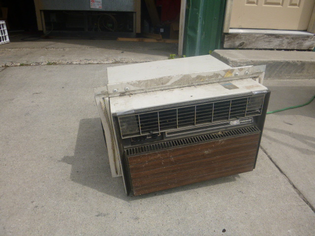 lot 164 image: Frigidaire Window Air Conditioner