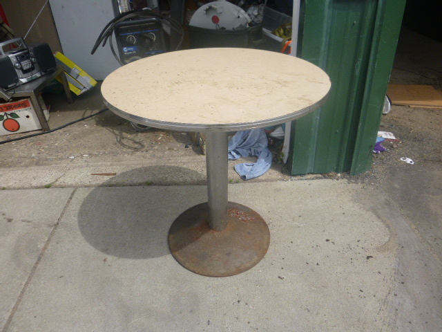 lot 165 image: Vintage Round Table
