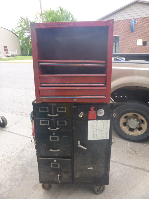 lot 178 image: 2 Garage Cabinets