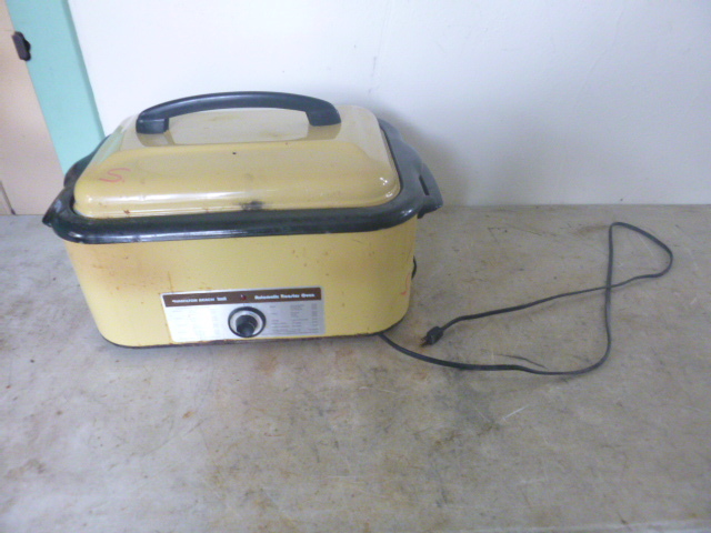 lot 198 image: Old Hamilton Beach Roaster Oven