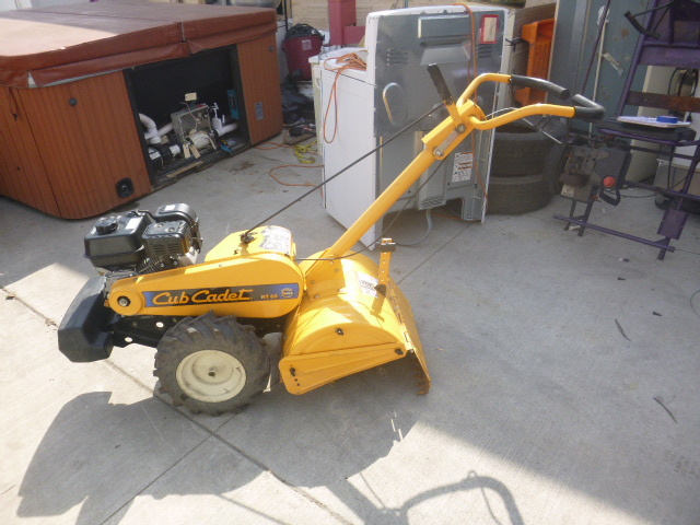 lot 3 image: Cub Cadet Rear Tine Tiller