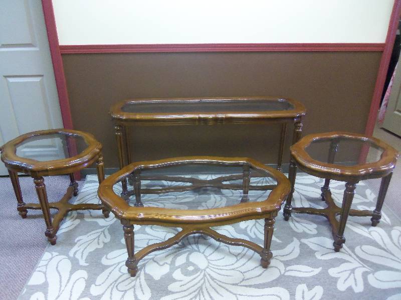 lot 1 image: Tables - Set of 4