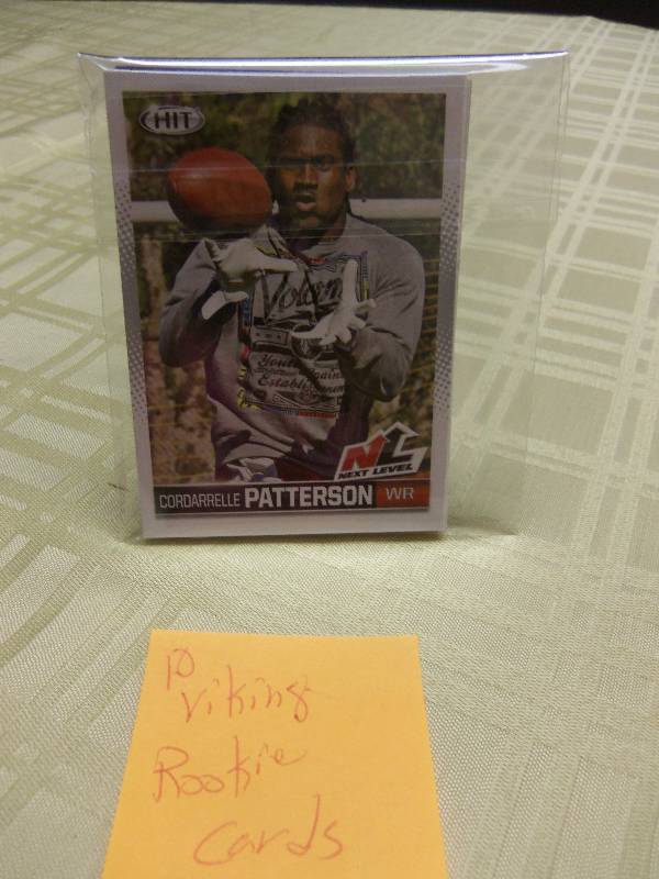 lot 11 image: 10 Viking Rookie Cards