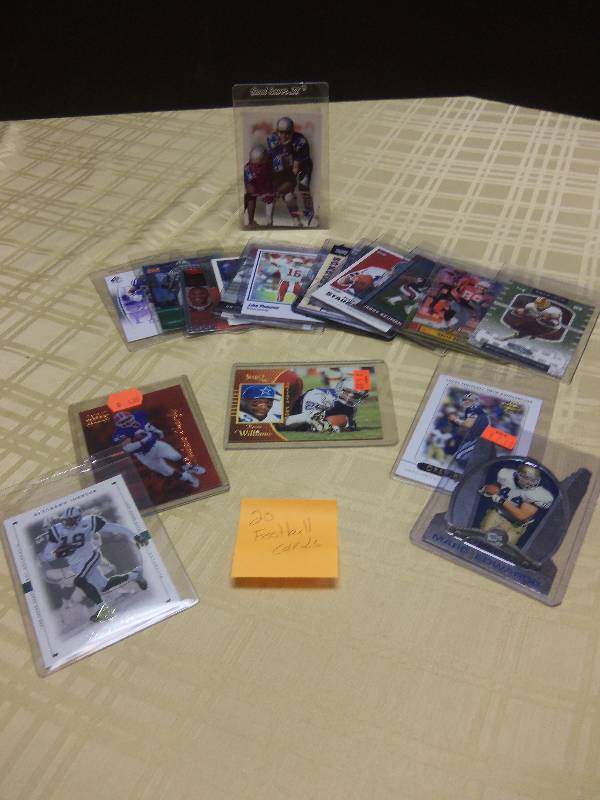lot 20 image: Lot of 20 Football Cards