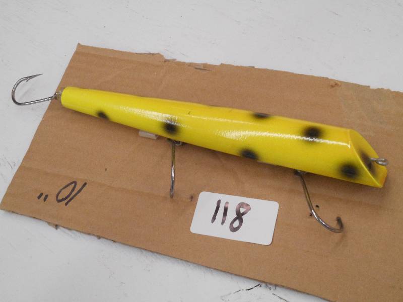 lot 118 image: 10 Muskie Plug Lure ...
