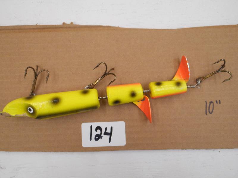lot 124 image: (1) 10 Muskie Lure ...